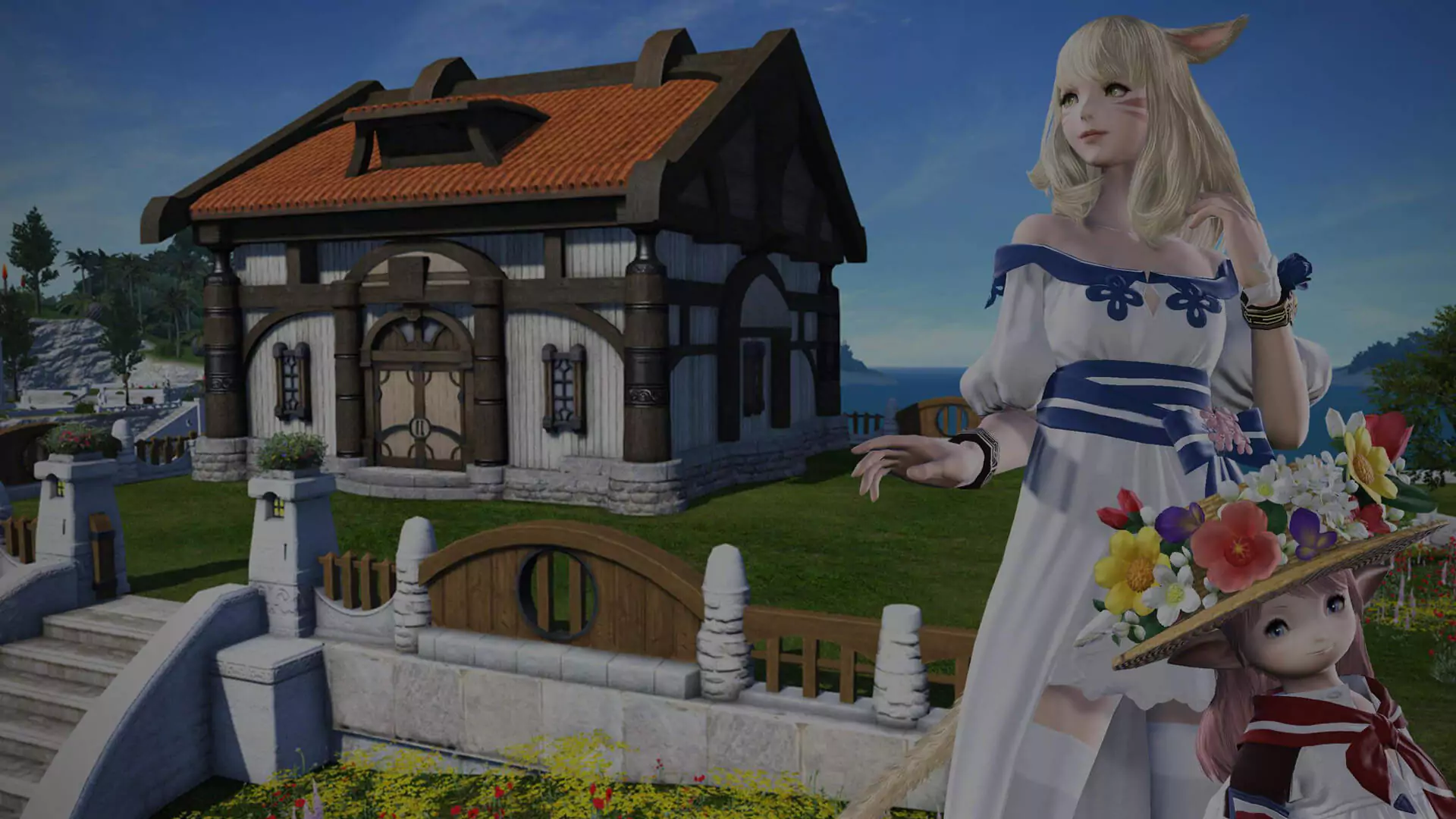 Deux personnages devant la maison d'un joueur, l'un est une Miqo'te portant une robe d'été et l'autre est une Lalafelle avec un chapeau à fleurs.